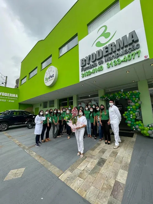 Equipe Byoderma na fachada da farmácia